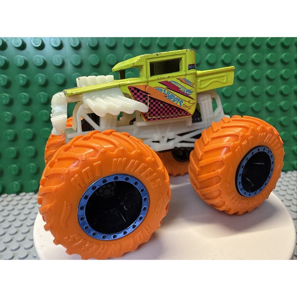 Hot Wheels Monster Trucks Bone Shaker Glow in the Dark 1:64 Diecast Truck